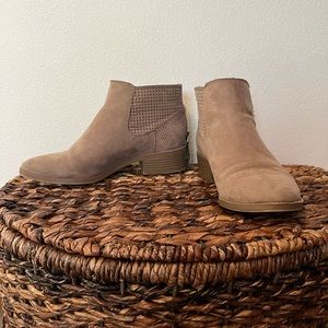 Tan boots that zip ups the back. Size 7.❤️